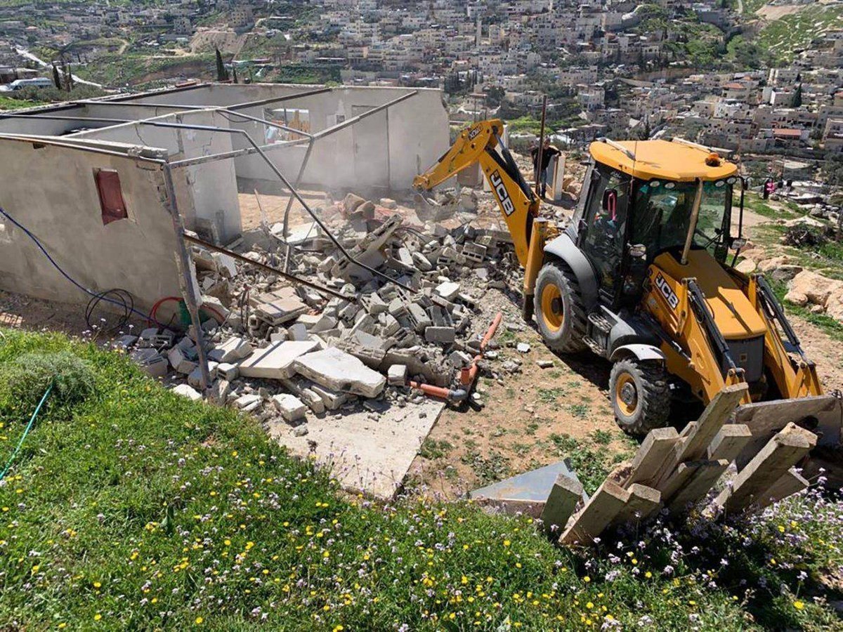 الاحتلال يهدم غرفة زراعية وبركسا في الولجة وبيت جالا ويدمر خطوط مياه في عاطوف